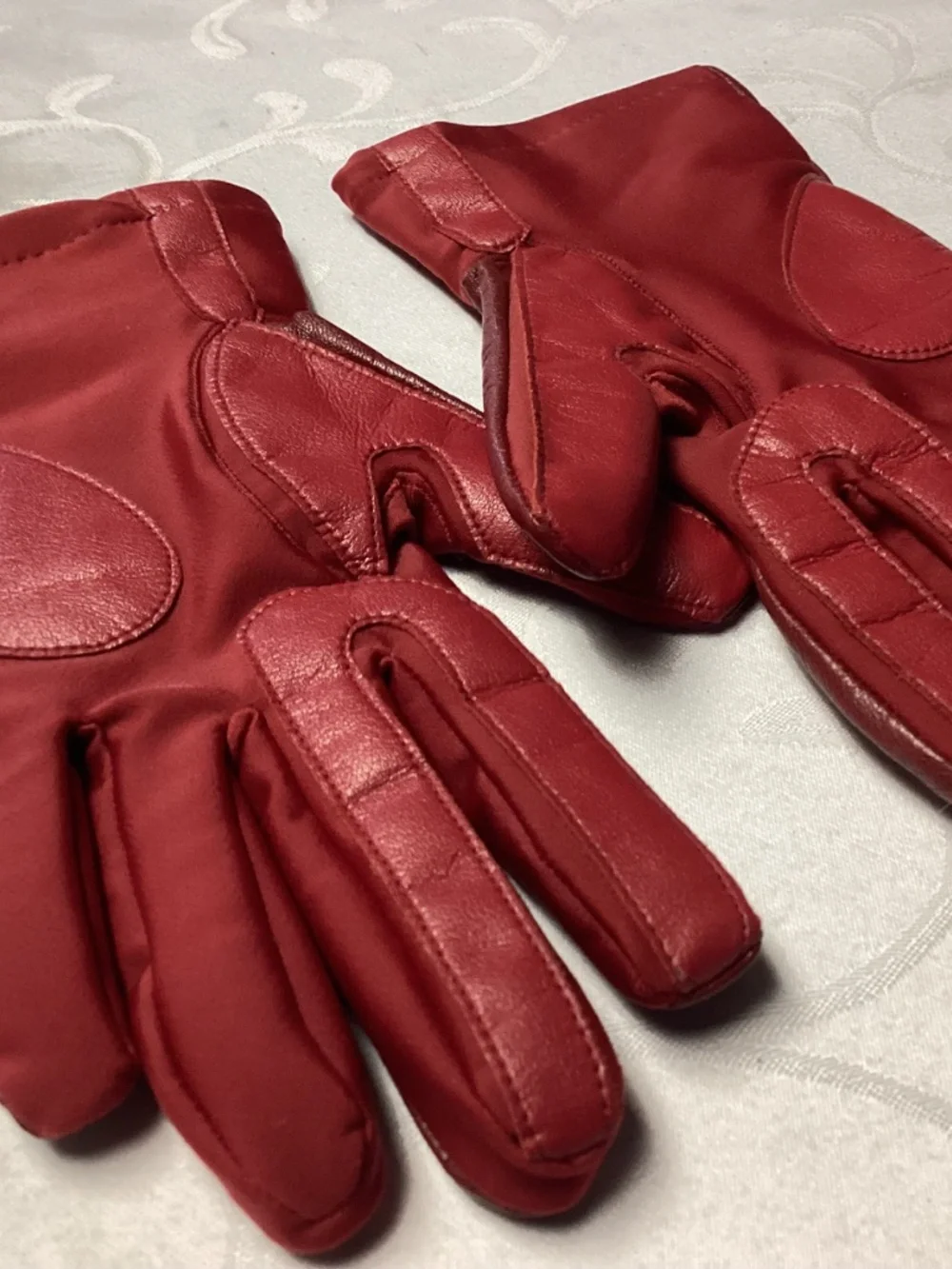 RED LEATHER GLOVES. A MUST SEE ❤️❤️❤️❤️❤️